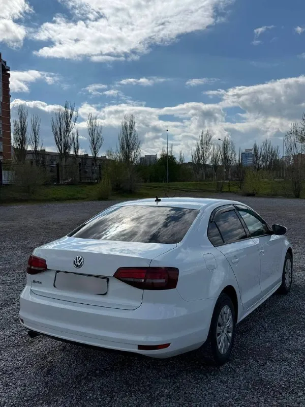 Продам volkswagen jetta 6 2016 года в идеальном состоянии, в заводском окрасе без единого дтп🔥 двигатель 1.6 атмосферный в паре с механической коробкой передач. оригинальный пробег 214 тысяч км🔥(любые проверки) автомобиль диллерский,2 хозяина за все время. обслуживался вовремя, никаких нареканий по автомобилю нету. двигатель ни грамма масла не берет, не дымит, не троит. коробка не шумит, передачи не выбивает. салон в около идеальном состоянии. по ходовой части без нареканий, ничего не стучит не гремит. любые проверки на любом сто за ваш счет. за машину не стыдно. в автомобиле есть все для комфортной езды:кондиционер(заправлен, дует очень хорошо), подогревы сидений, подогрев заднего стекла и боковых зеркал,4 электро стеклоподьемника, сигнализация с автозапуском, камера заднего вида. машиной будете довольны, абсолютно без вложений. осмотр в городе донецк. цена: 1🍋 ( торг у капота ) +79493320003 - фотография - 4