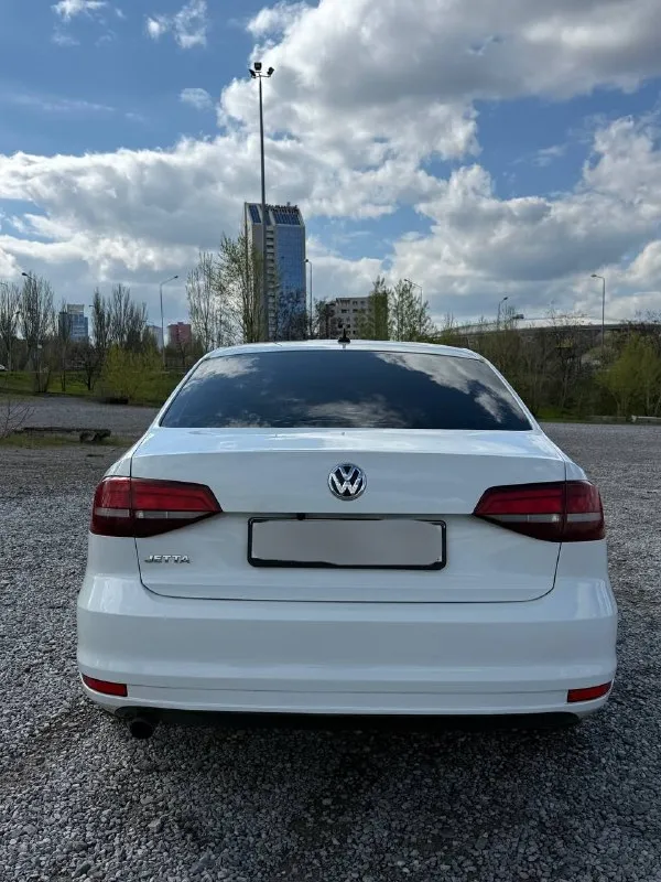Продам volkswagen jetta 6 2016 года в идеальном состоянии, в заводском окрасе без единого дтп🔥 двигатель 1.6 атмосферный в паре с механической коробкой передач. оригинальный пробег 214 тысяч км🔥(любые проверки) автомобиль диллерский,2 хозяина за все время. обслуживался вовремя, никаких нареканий по автомобилю нету. двигатель ни грамма масла не берет, не дымит, не троит. коробка не шумит, передачи не выбивает. салон в около идеальном состоянии. по ходовой части без нареканий, ничего не стучит не гремит. любые проверки на любом сто за ваш счет. за машину не стыдно. в автомобиле есть все для комфортной езды:кондиционер(заправлен, дует очень хорошо), подогревы сидений, подогрев заднего стекла и боковых зеркал,4 электро стеклоподьемника, сигнализация с автозапуском, камера заднего вида. машиной будете довольны, абсолютно без вложений. осмотр в городе донецк. цена: 1🍋 ( торг у капота ) +79493320003 - фотография - 5