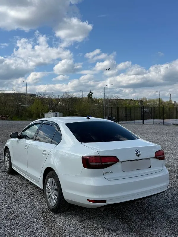 Продам volkswagen jetta 6 2016 года в идеальном состоянии, в заводском окрасе без единого дтп🔥 двигатель 1.6 атмосферный в паре с механической коробкой передач. оригинальный пробег 214 тысяч км🔥(любые проверки) автомобиль диллерский,2 хозяина за все время. обслуживался вовремя, никаких нареканий по автомобилю нету. двигатель ни грамма масла не берет, не дымит, не троит. коробка не шумит, передачи не выбивает. салон в около идеальном состоянии. по ходовой части без нареканий, ничего не стучит не гремит. любые проверки на любом сто за ваш счет. за машину не стыдно. в автомобиле есть все для комфортной езды:кондиционер(заправлен, дует очень хорошо), подогревы сидений, подогрев заднего стекла и боковых зеркал,4 электро стеклоподьемника, сигнализация с автозапуском, камера заднего вида. машиной будете довольны, абсолютно без вложений. осмотр в городе донецк. цена: 1🍋 ( торг у капота ) +79493320003 - фотография - 6