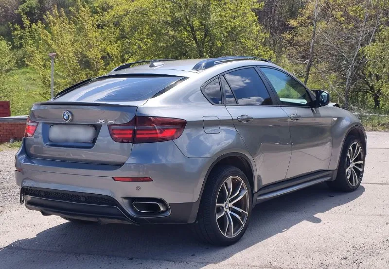 Продам автомобиль bmw x6 xdrive35i 2009г 3.0/at/306л. с автомобиль после небольшого дтп требует замены капота и переднего крыла геометрия кузова и другие агрегаты не нарушены до дтп автомобиль был в идеальном состоянии весь кузов в родном окрасе родной пробег 180.000км техника отличная двигатель 3.0 турбо бензин не троит не дымит коробка автомат переключает плавно не буксует не пинает ходовая часть без нареканий полностью обслужена чистый опрятный не затертый салон жирная комплектация документы в полном порядке любой вид оформления остальные вопросы по телефону осмотр г донецк цена 1.180.000р +79494640627 +79497929826 - фотография - 1