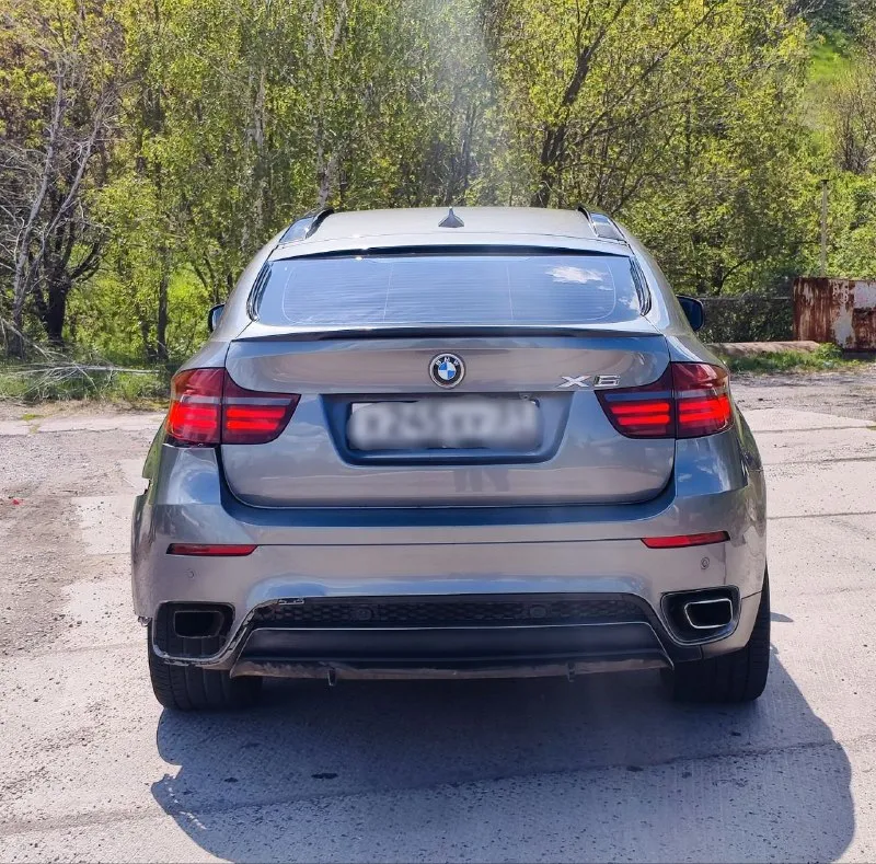 Продам автомобиль bmw x6 xdrive35i 2009г 3.0/at/306л. с автомобиль после небольшого дтп требует замены капота и переднего крыла геометрия кузова и другие агрегаты не нарушены до дтп автомобиль был в идеальном состоянии весь кузов в родном окрасе родной пробег 180.000км техника отличная двигатель 3.0 турбо бензин не троит не дымит коробка автомат переключает плавно не буксует не пинает ходовая часть без нареканий полностью обслужена чистый опрятный не затертый салон жирная комплектация документы в полном порядке любой вид оформления остальные вопросы по телефону осмотр г донецк цена 1.180.000р +79494640627 +79497929826 - фотография - 2