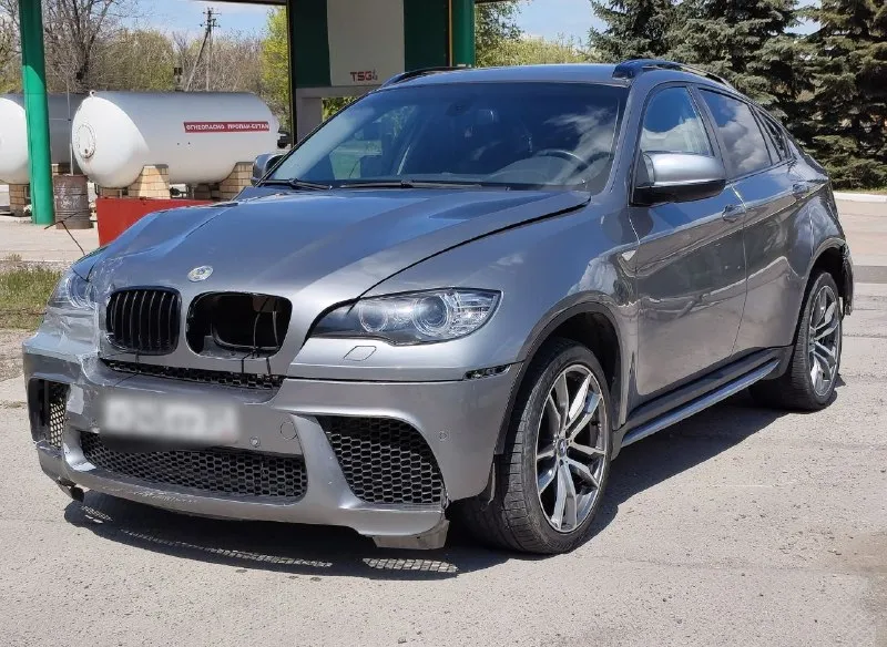 Продам автомобиль bmw x6 xdrive35i 2009г 3.0/at/306л. с автомобиль после небольшого дтп требует замены капота и переднего крыла геометрия кузова и другие агрегаты не нарушены до дтп автомобиль был в идеальном состоянии весь кузов в родном окрасе родной пробег 180.000км техника отличная двигатель 3.0 турбо бензин не троит не дымит коробка автомат переключает плавно не буксует не пинает ходовая часть без нареканий полностью обслужена чистый опрятный не затертый салон жирная комплектация документы в полном порядке любой вид оформления остальные вопросы по телефону осмотр г донецк цена 1.180.000р +79494640627 +79497929826 - фотография - 3