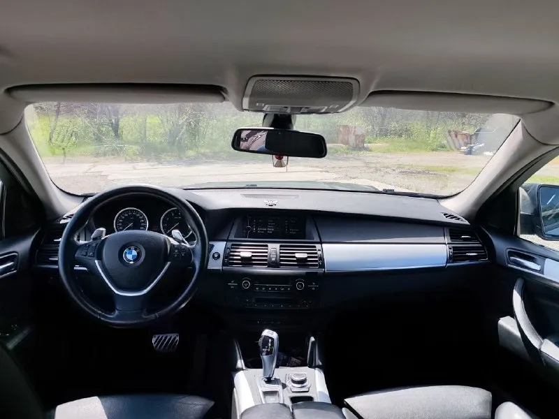Продам автомобиль bmw x6 xdrive35i 2009г 3.0/at/306л. с автомобиль после небольшого дтп требует замены капота и переднего крыла геометрия кузова и другие агрегаты не нарушены до дтп автомобиль был в идеальном состоянии весь кузов в родном окрасе родной пробег 180.000км техника отличная двигатель 3.0 турбо бензин не троит не дымит коробка автомат переключает плавно не буксует не пинает ходовая часть без нареканий полностью обслужена чистый опрятный не затертый салон жирная комплектация документы в полном порядке любой вид оформления остальные вопросы по телефону осмотр г донецк цена 1.180.000р +79494640627 +79497929826 - фотография - 6