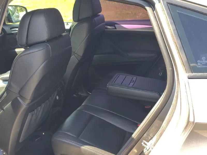 Продам автомобиль bmw x6 xdrive35i 2009г 3.0/at/306л. с автомобиль после небольшого дтп требует замены капота и переднего крыла геометрия кузова и другие агрегаты не нарушены до дтп автомобиль был в идеальном состоянии весь кузов в родном окрасе родной пробег 180.000км техника отличная двигатель 3.0 турбо бензин не троит не дымит коробка автомат переключает плавно не буксует не пинает ходовая часть без нареканий полностью обслужена чистый опрятный не затертый салон жирная комплектация документы в полном порядке любой вид оформления остальные вопросы по телефону осмотр г донецк цена 1.180.000р +79494640627 +79497929826 - фотография - 7