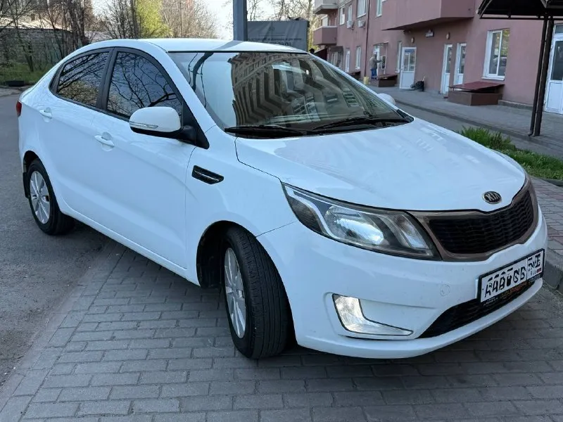 Продам kia rio 1.6 at 2013 года в донецке. пред максимальная комплектация. — пробег 180.000тыс. км — все заводские герметики на месте, кузов ровный без вмятин, после детейлинга —регулярное то — хорошая летняя резина —машина в отличном состоянии как внешне, так и технически. — залито свежее масло, фильтра, колодки, ✔️климат контроль ✔️подогрев сидений ✔️обогрев руля ✔️обогрев зоны дворников ✔️aux, usb, mp3 ✔️электро зеркала ✅зеркало с регистратором ✅камера заднего вида —двигатель работает отлично, тянет на отлично, масло не расходует, не дымит и не троит. —акпп работает отлично. ходовая часть в полном порядке, ничего не стучит, не гремит. тормозная система обслужена — салон в отличном состоянии, ничего не затерто, все работает, все включается. — за машиной очень хорошо следили. — полный пакет документов, без штрафов, залогов. 💰💰💰845.000 тыс. руб 📞 +79493175279 - фотография - 1