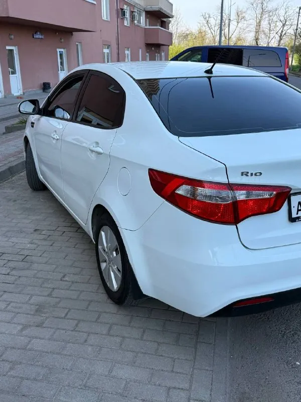 Продам kia rio 1.6 at 2013 года в донецке. пред максимальная комплектация. — пробег 180.000тыс. км — все заводские герметики на месте, кузов ровный без вмятин, после детейлинга —регулярное то — хорошая летняя резина —машина в отличном состоянии как внешне, так и технически. — залито свежее масло, фильтра, колодки, ✔️климат контроль ✔️подогрев сидений ✔️обогрев руля ✔️обогрев зоны дворников ✔️aux, usb, mp3 ✔️электро зеркала ✅зеркало с регистратором ✅камера заднего вида —двигатель работает отлично, тянет на отлично, масло не расходует, не дымит и не троит. —акпп работает отлично. ходовая часть в полном порядке, ничего не стучит, не гремит. тормозная система обслужена — салон в отличном состоянии, ничего не затерто, все работает, все включается. — за машиной очень хорошо следили. — полный пакет документов, без штрафов, залогов. 💰💰💰845.000 тыс. руб 📞 +79493175279 - фотография - 3