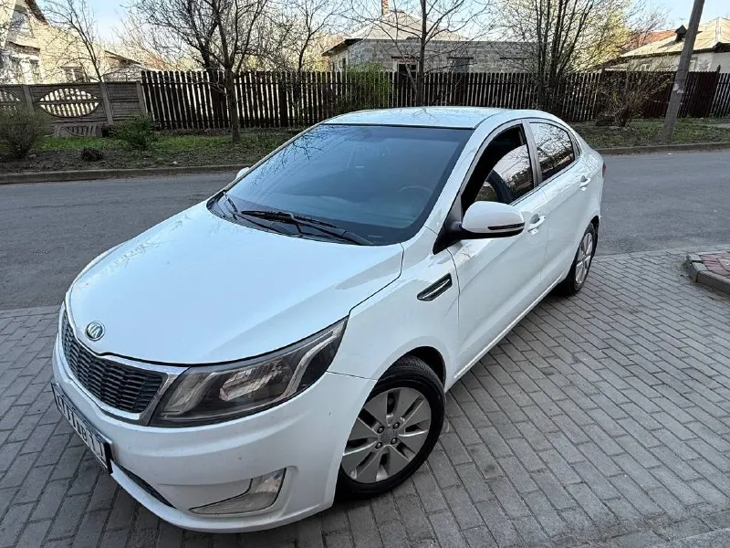 Продам kia rio 1.6 at 2013 года в донецке. пред максимальная комплектация. — пробег 180.000тыс. км — все заводские герметики на месте, кузов ровный без вмятин, после детейлинга —регулярное то — хорошая летняя резина —машина в отличном состоянии как внешне, так и технически. — залито свежее масло, фильтра, колодки, ✔️климат контроль ✔️подогрев сидений ✔️обогрев руля ✔️обогрев зоны дворников ✔️aux, usb, mp3 ✔️электро зеркала ✅зеркало с регистратором ✅камера заднего вида —двигатель работает отлично, тянет на отлично, масло не расходует, не дымит и не троит. —акпп работает отлично. ходовая часть в полном порядке, ничего не стучит, не гремит. тормозная система обслужена — салон в отличном состоянии, ничего не затерто, все работает, все включается. — за машиной очень хорошо следили. — полный пакет документов, без штрафов, залогов. 💰💰💰845.000 тыс. руб 📞 +79493175279 - фотография - 5