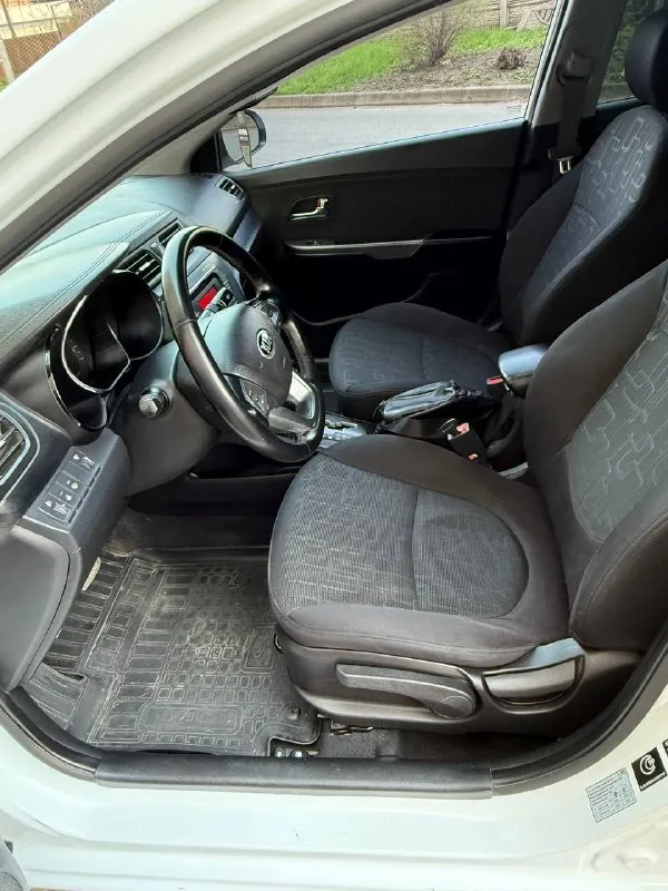 Продам kia rio 1.6 at 2013 года в донецке. пред максимальная комплектация. — пробег 180.000тыс. км — все заводские герметики на месте, кузов ровный без вмятин, после детейлинга —регулярное то — хорошая летняя резина —машина в отличном состоянии как внешне, так и технически. — залито свежее масло, фильтра, колодки, ✔️климат контроль ✔️подогрев сидений ✔️обогрев руля ✔️обогрев зоны дворников ✔️aux, usb, mp3 ✔️электро зеркала ✅зеркало с регистратором ✅камера заднего вида —двигатель работает отлично, тянет на отлично, масло не расходует, не дымит и не троит. —акпп работает отлично. ходовая часть в полном порядке, ничего не стучит, не гремит. тормозная система обслужена — салон в отличном состоянии, ничего не затерто, все работает, все включается. — за машиной очень хорошо следили. — полный пакет документов, без штрафов, залогов. 💰💰💰845.000 тыс. руб 📞 +79493175279 - фотография - 8