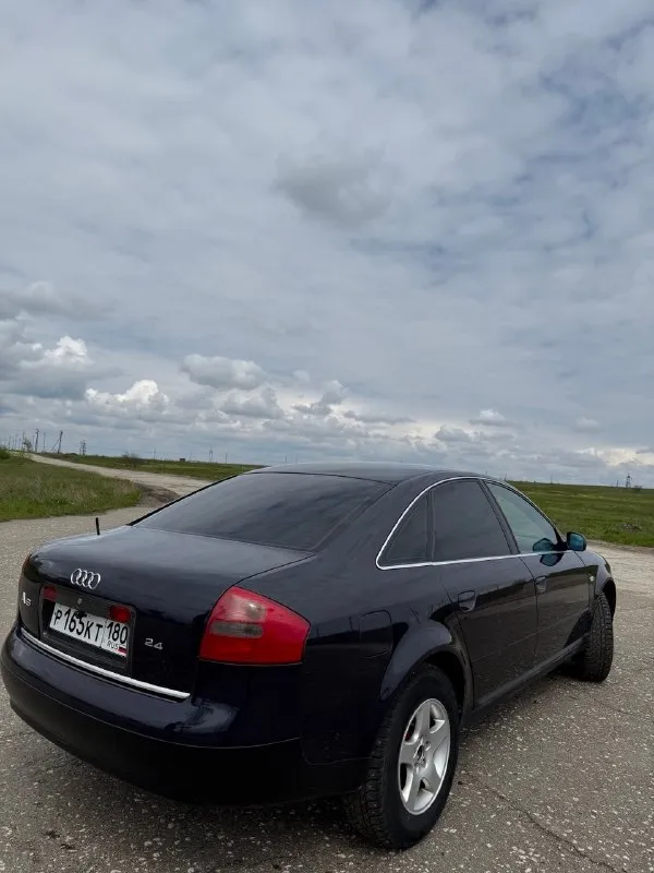 Продам audi a6 с5 🔥 год выпуска:1998🔥 пробег, км:200.000 🔥 модификация:2.4 v6 amт 🔥 тип двигателя:бензин🔥 коробка передач :aвтомат 🔥 привод:передний🔥 тип кузова : седан🔥 koмплeктaция: base🔥 цвет: темно-синий🔥 в продаже живая ауди а6 с5 на полном ходу. была произведена замена мотора, замена рулевой рейки и полное обслуживание авто. все чеки на руках, предоставлю при осмотре. ✅двигатель работает ровно и плавно, без вибраций и посторонних звуков. стабильная работа на всех режимах — от холостого хода до высоких оборотов. мгновенный отклик на педаль газа, отличная приёмистость. ровная тяга во всём диапазоне оборотов. отсутствие подтёков масла и технических жидкостей. ✅амт-5-ступенчатый автомат tiptronic все передачи щелкают, без задержек и без глюков. ✅ходовая часть в отличном состоянии, все узлы исправны. отсутствие стуков, скрипов и посторонних шумов при движении. цена:499.999 тысяч возможен пригон по договоренности. возможен обмен. номер для связи: +79495752024 (telegram) +79491472044 - фотография - 6