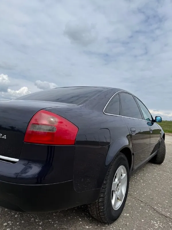 Продам audi a6 с5 🔥 год выпуска:1998🔥 пробег, км:200.000 🔥 модификация:2.4 v6 amт 🔥 тип двигателя:бензин🔥 коробка передач :aвтомат 🔥 привод:передний🔥 тип кузова : седан🔥 koмплeктaция: base🔥 цвет: темно-синий🔥 в продаже живая ауди а6 с5 на полном ходу. была произведена замена мотора, замена рулевой рейки и полное обслуживание авто. все чеки на руках, предоставлю при осмотре. ✅двигатель работает ровно и плавно, без вибраций и посторонних звуков. стабильная работа на всех режимах — от холостого хода до высоких оборотов. мгновенный отклик на педаль газа, отличная приёмистость. ровная тяга во всём диапазоне оборотов. отсутствие подтёков масла и технических жидкостей. ✅амт-5-ступенчатый автомат tiptronic все передачи щелкают, без задержек и без глюков. ✅ходовая часть в отличном состоянии, все узлы исправны. отсутствие стуков, скрипов и посторонних шумов при движении. цена:499.999 тысяч возможен пригон по договоренности. возможен обмен. номер для связи: +79495752024 (telegram) +79491472044 - фотография - 7