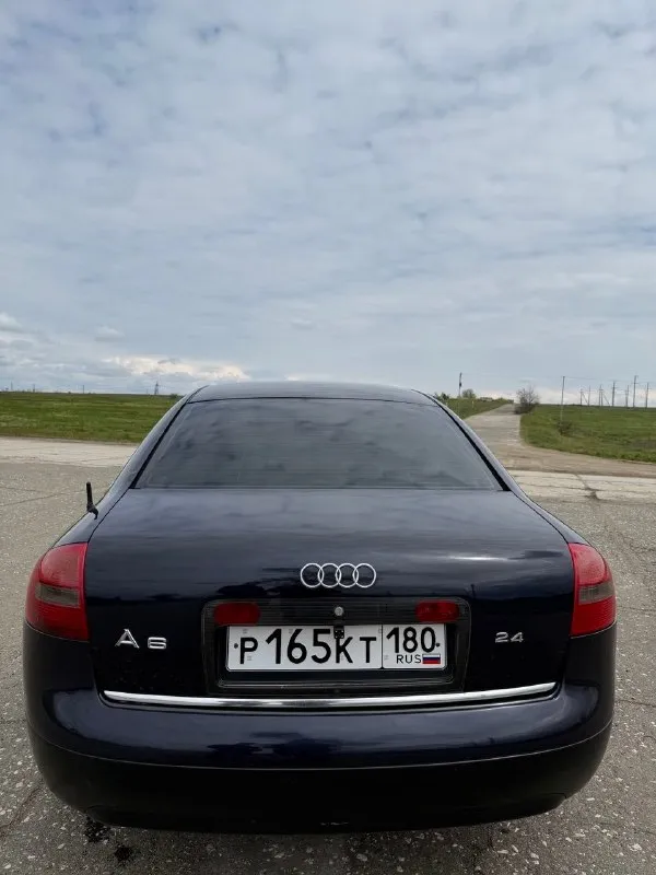 Продам audi a6 с5 🔥 год выпуска:1998🔥 пробег, км:200.000 🔥 модификация:2.4 v6 amт 🔥 тип двигателя:бензин🔥 коробка передач :aвтомат 🔥 привод:передний🔥 тип кузова : седан🔥 koмплeктaция: base🔥 цвет: темно-синий🔥 в продаже живая ауди а6 с5 на полном ходу. была произведена замена мотора, замена рулевой рейки и полное обслуживание авто. все чеки на руках, предоставлю при осмотре. ✅двигатель работает ровно и плавно, без вибраций и посторонних звуков. стабильная работа на всех режимах — от холостого хода до высоких оборотов. мгновенный отклик на педаль газа, отличная приёмистость. ровная тяга во всём диапазоне оборотов. отсутствие подтёков масла и технических жидкостей. ✅амт-5-ступенчатый автомат tiptronic все передачи щелкают, без задержек и без глюков. ✅ходовая часть в отличном состоянии, все узлы исправны. отсутствие стуков, скрипов и посторонних шумов при движении. цена:499.999 тысяч возможен пригон по договоренности. возможен обмен. номер для связи: +79495752024 (telegram) +79491472044 - фотография - 8