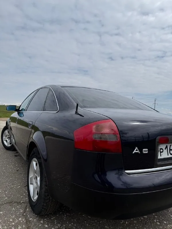 Продам audi a6 с5 🔥 год выпуска:1998🔥 пробег, км:200.000 🔥 модификация:2.4 v6 amт 🔥 тип двигателя:бензин🔥 коробка передач :aвтомат 🔥 привод:передний🔥 тип кузова : седан🔥 koмплeктaция: base🔥 цвет: темно-синий🔥 в продаже живая ауди а6 с5 на полном ходу. была произведена замена мотора, замена рулевой рейки и полное обслуживание авто. все чеки на руках, предоставлю при осмотре. ✅двигатель работает ровно и плавно, без вибраций и посторонних звуков. стабильная работа на всех режимах — от холостого хода до высоких оборотов. мгновенный отклик на педаль газа, отличная приёмистость. ровная тяга во всём диапазоне оборотов. отсутствие подтёков масла и технических жидкостей. ✅амт-5-ступенчатый автомат tiptronic все передачи щелкают, без задержек и без глюков. ✅ходовая часть в отличном состоянии, все узлы исправны. отсутствие стуков, скрипов и посторонних шумов при движении. цена:499.999 тысяч возможен пригон по договоренности. возможен обмен. номер для связи: +79495752024 (telegram) +79491472044 - фотография - 9