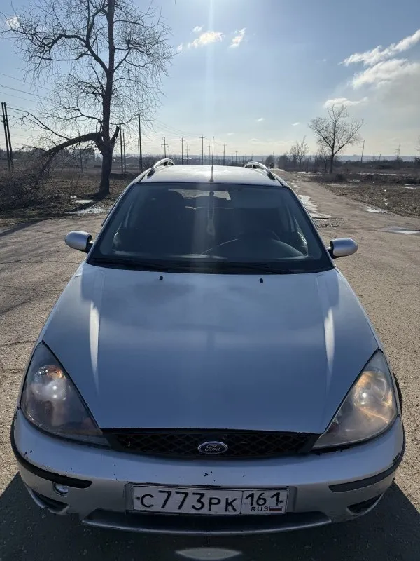 Продам ford focus🔥 год выпуска:2003🔥 пробег, км:200.000 🔥 модификация:1.6мт 🔥 тип двигателя:бензин🔥 коробка передач :механика 🔥 привод:передний🔥 тип кузова : универсал🔥 koмплeктaция: базовая🔥 цвет: cерый🔥 в продаже работяга ford focus 1 универсал. автомобиль обслужен и готов к любым задачам. двигатель в отличном состоянии: заводится уверенно, холостые стабильны. посторонних стуков и вибраций нет. тянет ровно, динамика хорошая. установлена новая мкпп-работает отлично: передачи включаются чётко и мягко, без хруста, вылетов. сцепление схватывает ровно, не буксует, не дергает. салон в рабочем состоянии. по кузову есть следы эксплуатации — мелкие царапины, сколы, потёртости, возможно небольшие очаги коррозии, но без сквозных дыр и серьёзных повреждений. так же имеется видео, по просьбе отправлю для более лучшего осмотра авто. многое могу не описать. при встречу всё расскажу и покажу. цена:229.999 тысяч возможен пригон по договоренности. возможен обмен. номер для связи:+79495752024 (telegram) +79491472044 - фотография - 1