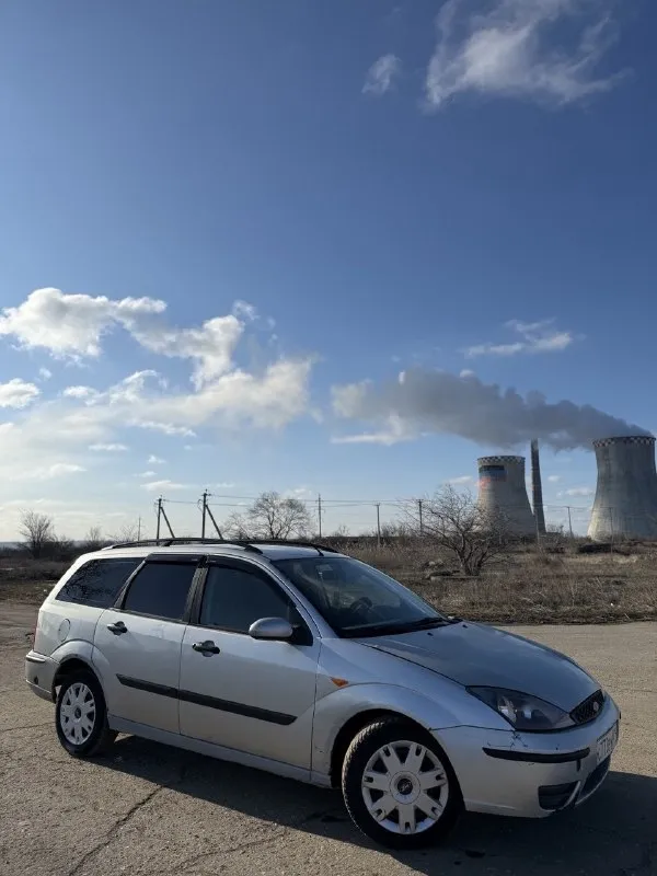 Продам ford focus🔥 год выпуска:2003🔥 пробег, км:200.000 🔥 модификация:1.6мт 🔥 тип двигателя:бензин🔥 коробка передач :механика 🔥 привод:передний🔥 тип кузова : универсал🔥 koмплeктaция: базовая🔥 цвет: cерый🔥 в продаже работяга ford focus 1 универсал. автомобиль обслужен и готов к любым задачам. двигатель в отличном состоянии: заводится уверенно, холостые стабильны. посторонних стуков и вибраций нет. тянет ровно, динамика хорошая. установлена новая мкпп-работает отлично: передачи включаются чётко и мягко, без хруста, вылетов. сцепление схватывает ровно, не буксует, не дергает. салон в рабочем состоянии. по кузову есть следы эксплуатации — мелкие царапины, сколы, потёртости, возможно небольшие очаги коррозии, но без сквозных дыр и серьёзных повреждений. так же имеется видео, по просьбе отправлю для более лучшего осмотра авто. многое могу не описать. при встречу всё расскажу и покажу. цена:229.999 тысяч возможен пригон по договоренности. возможен обмен. номер для связи:+79495752024 (telegram) +79491472044 - фотография - 2