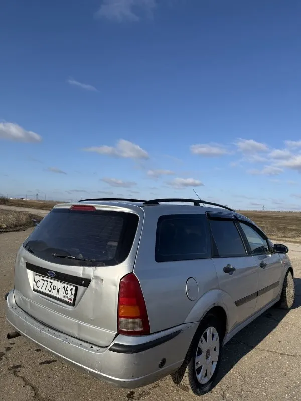 Продам ford focus🔥 год выпуска:2003🔥 пробег, км:200.000 🔥 модификация:1.6мт 🔥 тип двигателя:бензин🔥 коробка передач :механика 🔥 привод:передний🔥 тип кузова : универсал🔥 koмплeктaция: базовая🔥 цвет: cерый🔥 в продаже работяга ford focus 1 универсал. автомобиль обслужен и готов к любым задачам. двигатель в отличном состоянии: заводится уверенно, холостые стабильны. посторонних стуков и вибраций нет. тянет ровно, динамика хорошая. установлена новая мкпп-работает отлично: передачи включаются чётко и мягко, без хруста, вылетов. сцепление схватывает ровно, не буксует, не дергает. салон в рабочем состоянии. по кузову есть следы эксплуатации — мелкие царапины, сколы, потёртости, возможно небольшие очаги коррозии, но без сквозных дыр и серьёзных повреждений. так же имеется видео, по просьбе отправлю для более лучшего осмотра авто. многое могу не описать. при встречу всё расскажу и покажу. цена:229.999 тысяч возможен пригон по договоренности. возможен обмен. номер для связи:+79495752024 (telegram) +79491472044 - фотография - 3