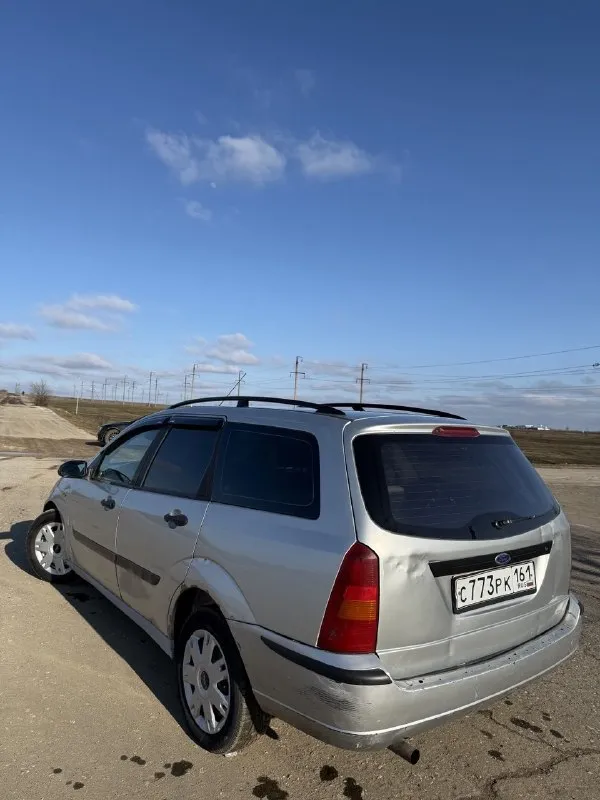 Продам ford focus🔥 год выпуска:2003🔥 пробег, км:200.000 🔥 модификация:1.6мт 🔥 тип двигателя:бензин🔥 коробка передач :механика 🔥 привод:передний🔥 тип кузова : универсал🔥 koмплeктaция: базовая🔥 цвет: cерый🔥 в продаже работяга ford focus 1 универсал. автомобиль обслужен и готов к любым задачам. двигатель в отличном состоянии: заводится уверенно, холостые стабильны. посторонних стуков и вибраций нет. тянет ровно, динамика хорошая. установлена новая мкпп-работает отлично: передачи включаются чётко и мягко, без хруста, вылетов. сцепление схватывает ровно, не буксует, не дергает. салон в рабочем состоянии. по кузову есть следы эксплуатации — мелкие царапины, сколы, потёртости, возможно небольшие очаги коррозии, но без сквозных дыр и серьёзных повреждений. так же имеется видео, по просьбе отправлю для более лучшего осмотра авто. многое могу не описать. при встречу всё расскажу и покажу. цена:229.999 тысяч возможен пригон по договоренности. возможен обмен. номер для связи:+79495752024 (telegram) +79491472044 - фотография - 4