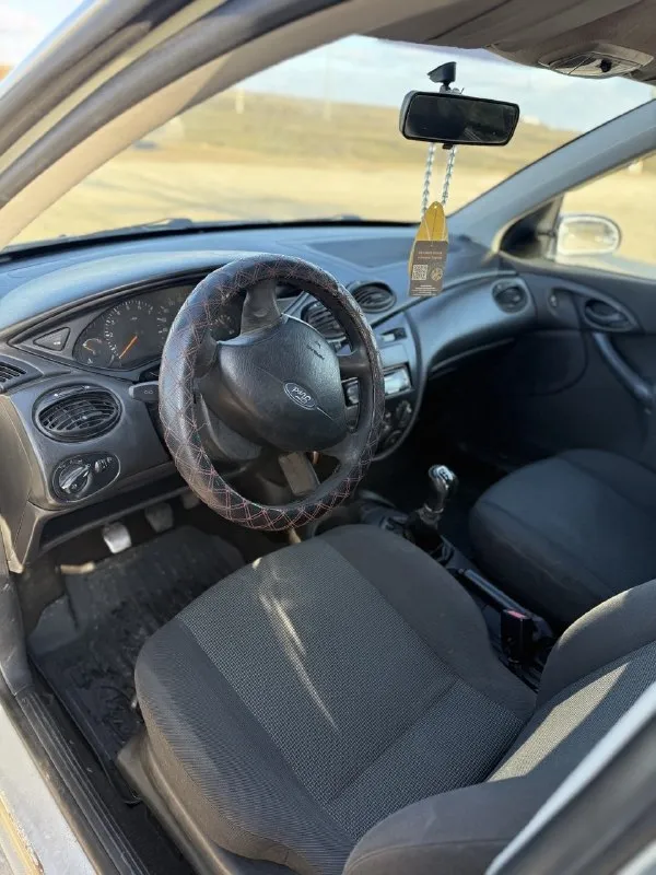 Продам ford focus🔥 год выпуска:2003🔥 пробег, км:200.000 🔥 модификация:1.6мт 🔥 тип двигателя:бензин🔥 коробка передач :механика 🔥 привод:передний🔥 тип кузова : универсал🔥 koмплeктaция: базовая🔥 цвет: cерый🔥 в продаже работяга ford focus 1 универсал. автомобиль обслужен и готов к любым задачам. двигатель в отличном состоянии: заводится уверенно, холостые стабильны. посторонних стуков и вибраций нет. тянет ровно, динамика хорошая. установлена новая мкпп-работает отлично: передачи включаются чётко и мягко, без хруста, вылетов. сцепление схватывает ровно, не буксует, не дергает. салон в рабочем состоянии. по кузову есть следы эксплуатации — мелкие царапины, сколы, потёртости, возможно небольшие очаги коррозии, но без сквозных дыр и серьёзных повреждений. так же имеется видео, по просьбе отправлю для более лучшего осмотра авто. многое могу не описать. при встречу всё расскажу и покажу. цена:229.999 тысяч возможен пригон по договоренности. возможен обмен. номер для связи:+79495752024 (telegram) +79491472044 - фотография - 5
