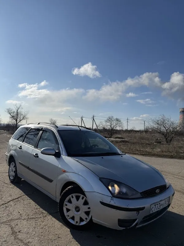 Продам ford focus🔥 год выпуска:2003🔥 пробег, км:200.000 🔥 модификация:1.6мт 🔥 тип двигателя:бензин🔥 коробка передач :механика 🔥 привод:передний🔥 тип кузова : универсал🔥 koмплeктaция: базовая🔥 цвет: cерый🔥 в продаже работяга ford focus 1 универсал. автомобиль обслужен и готов к любым задачам. двигатель в отличном состоянии: заводится уверенно, холостые стабильны. посторонних стуков и вибраций нет. тянет ровно, динамика хорошая. установлена новая мкпп-работает отлично: передачи включаются чётко и мягко, без хруста, вылетов. сцепление схватывает ровно, не буксует, не дергает. салон в рабочем состоянии. по кузову есть следы эксплуатации — мелкие царапины, сколы, потёртости, возможно небольшие очаги коррозии, но без сквозных дыр и серьёзных повреждений. так же имеется видео, по просьбе отправлю для более лучшего осмотра авто. многое могу не описать. при встречу всё расскажу и покажу. цена:229.999 тысяч возможен пригон по договоренности. возможен обмен. номер для связи:+79495752024 (telegram) +79491472044 - фотография - 6