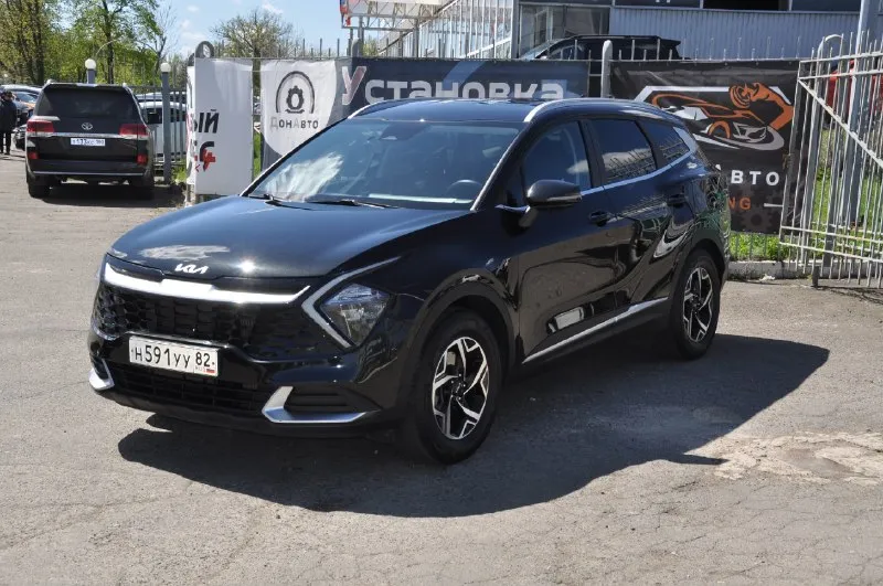 Kia sportage корейская сборка удлинённая версия безопасность целая стекла заводские кузов в заводском окрасе фронтальная часть поклеена антигравийной пленкой • год : 09/2021 • двигатель : 1.6т (180 л. с.) бензин • акпп : 7 ступеней • пробег : 56 т. км • цвет : чёрный • привод : передний 2wd комплектация: • кожаный салон с перфорацией • подогревы и вентиляция сидений и руля • заводской удалённый автозапуск • парктроники • кнопка start/stop • двух зонный климат контроль • активный круиз контроль • без ключевой доступ keylessgo • авто складывание заркал • адаптивная led оптика, передняя и задняя • 2 ключа • камера заднего хода • диски r17 • ходовые огни • электро ручник • система autohold • датчик смены полосы • дистроник • авто переключение ближнего/дальнего • датчик света • видеорегистраторы 2шт. (перед, зад) 3.250 🍋 +79493781111 донецк 📞 🇷🇺 звоните: +79493781111 - фотография - 1