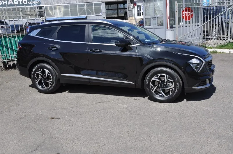 Kia sportage корейская сборка удлинённая версия безопасность целая стекла заводские кузов в заводском окрасе фронтальная часть поклеена антигравийной пленкой • год : 09/2021 • двигатель : 1.6т (180 л. с.) бензин • акпп : 7 ступеней • пробег : 56 т. км • цвет : чёрный • привод : передний 2wd комплектация: • кожаный салон с перфорацией • подогревы и вентиляция сидений и руля • заводской удалённый автозапуск • парктроники • кнопка start/stop • двух зонный климат контроль • активный круиз контроль • без ключевой доступ keylessgo • авто складывание заркал • адаптивная led оптика, передняя и задняя • 2 ключа • камера заднего хода • диски r17 • ходовые огни • электро ручник • система autohold • датчик смены полосы • дистроник • авто переключение ближнего/дальнего • датчик света • видеорегистраторы 2шт. (перед, зад) 3.250 🍋 +79493781111 донецк 📞 🇷🇺 звоните: +79493781111 - фотография - 2