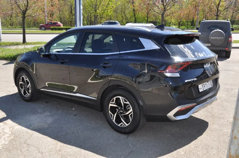 Kia sportage корейская сборка удлинённая версия безопасность целая стекла заводские кузов в заводском окрасе фронтальная часть поклеена антигравийной пленкой • год : 09/2021 • двигатель : 1.6т (180 л. с.) бензин • акпп : 7 ступеней • пробег : 56 т. км • цвет : чёрный • привод : передний 2wd комплектация: • кожаный салон с перфорацией • подогревы и вентиляция сидений и руля • заводской удалённый автозапуск • парктроники • кнопка start/stop • двух зонный климат контроль • активный круиз контроль • без ключевой доступ keylessgo • авто складывание заркал • адаптивная led оптика, передняя и задняя • 2 ключа • камера заднего хода • диски r17 • ходовые огни • электро ручник • система autohold • датчик смены полосы • дистроник • авто переключение ближнего/дальнего • датчик света • видеорегистраторы 2шт. (перед, зад) 3.250 🍋 +79493781111 донецк 📞 🇷🇺 звоните: +79493781111 - фотография - 3