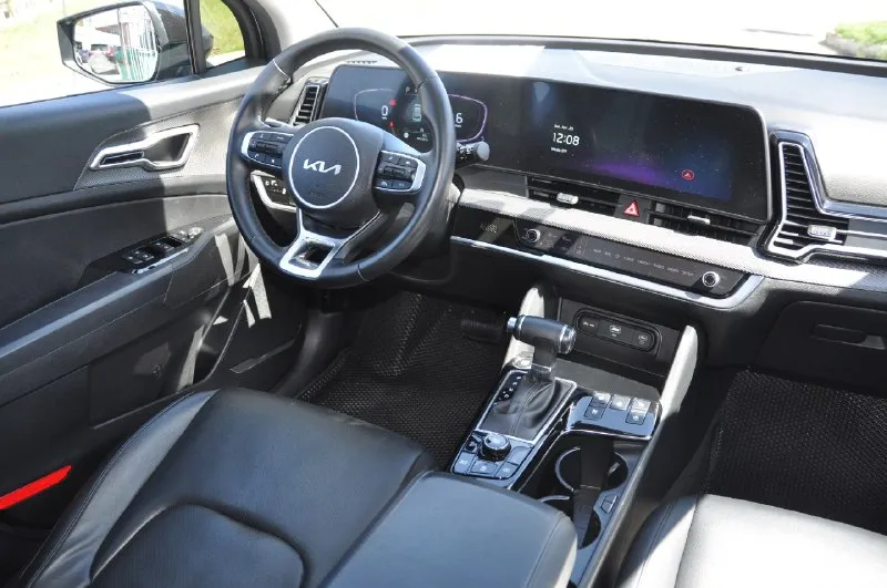 Kia sportage корейская сборка удлинённая версия безопасность целая стекла заводские кузов в заводском окрасе фронтальная часть поклеена антигравийной пленкой • год : 09/2021 • двигатель : 1.6т (180 л. с.) бензин • акпп : 7 ступеней • пробег : 56 т. км • цвет : чёрный • привод : передний 2wd комплектация: • кожаный салон с перфорацией • подогревы и вентиляция сидений и руля • заводской удалённый автозапуск • парктроники • кнопка start/stop • двух зонный климат контроль • активный круиз контроль • без ключевой доступ keylessgo • авто складывание заркал • адаптивная led оптика, передняя и задняя • 2 ключа • камера заднего хода • диски r17 • ходовые огни • электро ручник • система autohold • датчик смены полосы • дистроник • авто переключение ближнего/дальнего • датчик света • видеорегистраторы 2шт. (перед, зад) 3.250 🍋 +79493781111 донецк 📞 🇷🇺 звоните: +79493781111 - фотография - 4