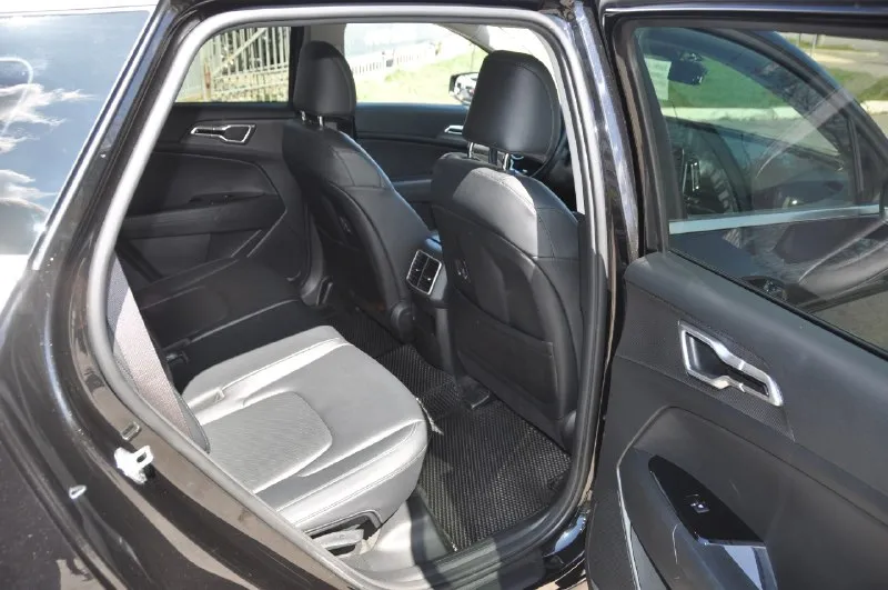 Kia sportage корейская сборка удлинённая версия безопасность целая стекла заводские кузов в заводском окрасе фронтальная часть поклеена антигравийной пленкой • год : 09/2021 • двигатель : 1.6т (180 л. с.) бензин • акпп : 7 ступеней • пробег : 56 т. км • цвет : чёрный • привод : передний 2wd комплектация: • кожаный салон с перфорацией • подогревы и вентиляция сидений и руля • заводской удалённый автозапуск • парктроники • кнопка start/stop • двух зонный климат контроль • активный круиз контроль • без ключевой доступ keylessgo • авто складывание заркал • адаптивная led оптика, передняя и задняя • 2 ключа • камера заднего хода • диски r17 • ходовые огни • электро ручник • система autohold • датчик смены полосы • дистроник • авто переключение ближнего/дальнего • датчик света • видеорегистраторы 2шт. (перед, зад) 3.250 🍋 +79493781111 донецк 📞 🇷🇺 звоните: +79493781111 - фотография - 9