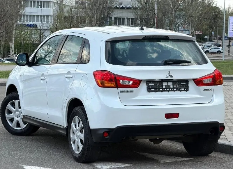 Продам mitsubishi asx рестайлинг год выпуска:2015 объём двигателя:1.6.v16 кпп механическая родной пробег:114.000 км один собственник, девушка. автомобиль в родном окрасе! состояние кузова идеальное рыжиков, корозии и прочих нюансов нет все технические обслуживание проводились исключительно у официального дилера, с соблюдением всех сроков. авто в отличном состоянии как технически, так и визуально. комплектация: бортовой компьютер, подогрев сидений,4 стеклоподъемника, кондиционер, электро зеркала, противотуманные фары, камера заднего вида, подогрев стекл, abs esp, aux bluetooth, полный комплект ключей и много чего прочего для комфортного вождения по документам любой вид оформления автотека кристально чистая, ✅ цена:1.085.000 г. донецк номер телефона: +7949-126-88-71 - фотография - 3