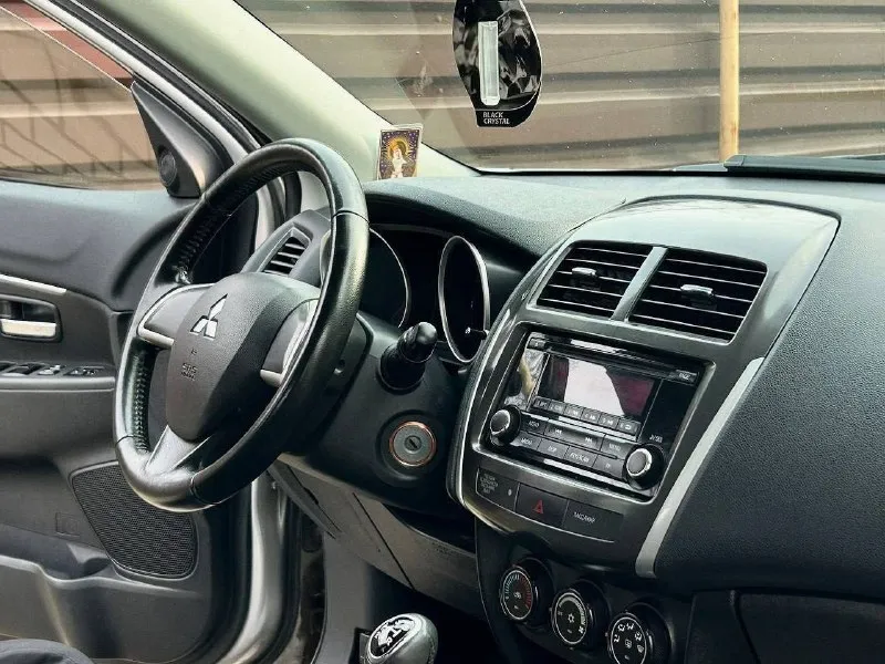Продам mitsubishi asx рестайлинг год выпуска:2015 объём двигателя:1.6.v16 кпп механическая родной пробег:114.000 км один собственник, девушка. автомобиль в родном окрасе! состояние кузова идеальное рыжиков, корозии и прочих нюансов нет все технические обслуживание проводились исключительно у официального дилера, с соблюдением всех сроков. авто в отличном состоянии как технически, так и визуально. комплектация: бортовой компьютер, подогрев сидений,4 стеклоподъемника, кондиционер, электро зеркала, противотуманные фары, камера заднего вида, подогрев стекл, abs esp, aux bluetooth, полный комплект ключей и много чего прочего для комфортного вождения по документам любой вид оформления автотека кристально чистая, ✅ цена:1.085.000 г. донецк номер телефона: +7949-126-88-71 - фотография - 7