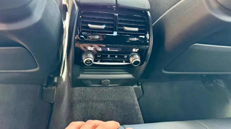 Продам bmw 540d xdrive (3 литра 320л. с., полный привод), 2019 г. в. цена: 4,690,000₽ торг. пробег 98 тыс. км. во владении с июня 23 года, есть bmw air (данные машины в германии, пробег, комплектация). автомобиль целый, без дтп и окрасов, все стекла заводские. машина вся оклеена в бронепленку (shadow guard) и покрыта керамикой (krytex), также оклеены глянцевые элементы в салоне и монитор мультимедиа с приборной панелью. два комплекта оригинальных ковров. немного о комплектации: - адаптивные led фары - датчики мертвых зон - проекция на лобовое - 4-х зонный климат - подогрев/вентиляция, память передних сидений - подогрев задних сидений - ломающиеся спинки передних сидений - электропривод крышки багажника (+открытие взмахом ноги) - заводской м пакет - адаптивный круиз контроль, удержание в полосе - датчик дождя/света - парктроник 360 - камера заднего вида - заводской shadow line - тормоза м performance автомобиль обс 📲 tg: виталий 📞 звоните: +7(949)3509152 - фотография - 8