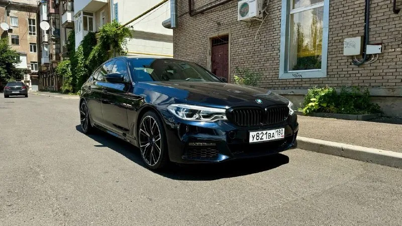Продам bmw 540d xdrive (3 литра дизель 320л. с., полный привод), 2019 г. в. цена: 4,690,000₽ торг. пробег 98 тыс. км. во владении с июня 23 года, есть bmw air (данные машины в германии, пробег, комплектация). автомобиль целый, без дтп и окрасов, все стекла заводские. машина вся оклеена в бронепленку (shadow guard) и покрыта керамикой (krytex), также оклеены глянцевые элементы в салоне и монитор мультимедиа с приборной панелью. два комплекта оригинальных ковров. немного о комплектации: - адаптивные led фары - датчики мертвых зон - проекция на лобовое - 4-х зонный климат - подогрев/вентиляция, память передних сидений - подогрев задних сидений - ломающиеся спинки передних сидений - электропривод крышки багажника (+открытие взмахом ноги) - заводской м пакет - адаптивный круиз контроль, удержание в полосе - датчик дождя/света - парктроник 360 - камера заднего вида - заводской shadow line - тормоза м performance автомобиль обслужен, есть вся история моего владения. +79493509152 - фотография - 1