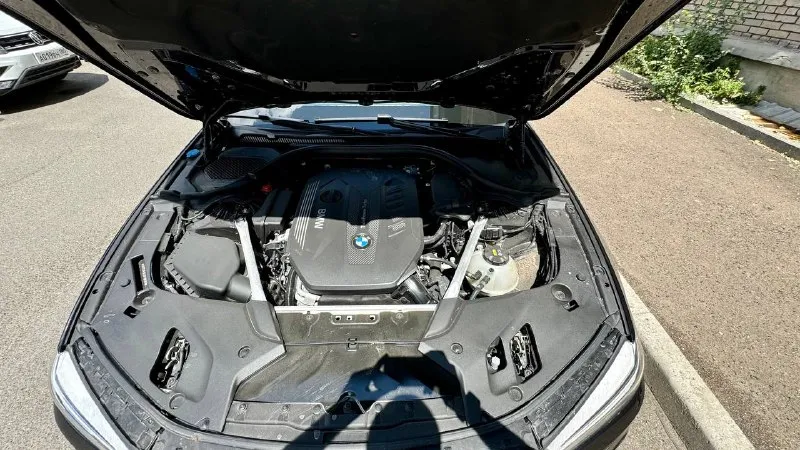Продам bmw 540d xdrive (3 литра дизель 320л. с., полный привод), 2019 г. в. цена: 4,690,000₽ торг. пробег 98 тыс. км. во владении с июня 23 года, есть bmw air (данные машины в германии, пробег, комплектация). автомобиль целый, без дтп и окрасов, все стекла заводские. машина вся оклеена в бронепленку (shadow guard) и покрыта керамикой (krytex), также оклеены глянцевые элементы в салоне и монитор мультимедиа с приборной панелью. два комплекта оригинальных ковров. немного о комплектации: - адаптивные led фары - датчики мертвых зон - проекция на лобовое - 4-х зонный климат - подогрев/вентиляция, память передних сидений - подогрев задних сидений - ломающиеся спинки передних сидений - электропривод крышки багажника (+открытие взмахом ноги) - заводской м пакет - адаптивный круиз контроль, удержание в полосе - датчик дождя/света - парктроник 360 - камера заднего вида - заводской shadow line - тормоза м performance автомобиль обслужен, есть вся история моего владения. +79493509152 - фотография - 10