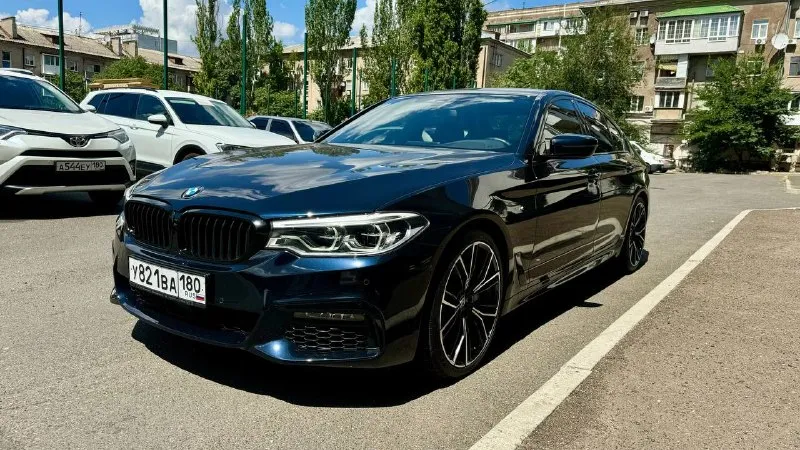 Продам bmw 540d xdrive (3 литра дизель 320л. с., полный привод), 2019 г. в. цена: 4,690,000₽ торг. пробег 98 тыс. км. во владении с июня 23 года, есть bmw air (данные машины в германии, пробег, комплектация). автомобиль целый, без дтп и окрасов, все стекла заводские. машина вся оклеена в бронепленку (shadow guard) и покрыта керамикой (krytex), также оклеены глянцевые элементы в салоне и монитор мультимедиа с приборной панелью. два комплекта оригинальных ковров. немного о комплектации: - адаптивные led фары - датчики мертвых зон - проекция на лобовое - 4-х зонный климат - подогрев/вентиляция, память передних сидений - подогрев задних сидений - ломающиеся спинки передних сидений - электропривод крышки багажника (+открытие взмахом ноги) - заводской м пакет - адаптивный круиз контроль, удержание в полосе - датчик дождя/света - парктроник 360 - камера заднего вида - заводской shadow line - тормоза м performance автомобиль обслужен, есть вся история моего владения. +79493509152 - фотография - 2