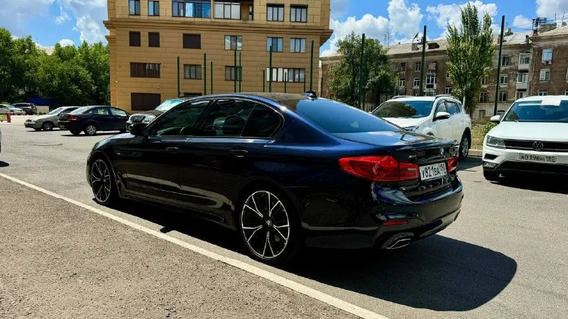 Продам bmw 540d xdrive (3 литра дизель 320л. с., полный привод), 2019 г. в. цена: 4,690,000₽ торг. пробег 98 тыс. км. во владении с июня 23 года, есть bmw air (данные машины в германии, пробег, комплектация). автомобиль целый, без дтп и окрасов, все стекла заводские. машина вся оклеена в бронепленку (shadow guard) и покрыта керамикой (krytex), также оклеены глянцевые элементы в салоне и монитор мультимедиа с приборной панелью. два комплекта оригинальных ковров. немного о комплектации: - адаптивные led фары - датчики мертвых зон - проекция на лобовое - 4-х зонный климат - подогрев/вентиляция, память передних сидений - подогрев задних сидений - ломающиеся спинки передних сидений - электропривод крышки багажника (+открытие взмахом ноги) - заводской м пакет - адаптивный круиз контроль, удержание в полосе - датчик дождя/света - парктроник 360 - камера заднего вида - заводской shadow line - тормоза м performance автомобиль обслужен, есть вся история моего владения. +79493509152 - фотография - 3