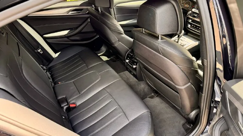 Продам bmw 540d xdrive (3 литра дизель 320л. с., полный привод), 2019 г. в. цена: 4,690,000₽ торг. пробег 98 тыс. км. во владении с июня 23 года, есть bmw air (данные машины в германии, пробег, комплектация). автомобиль целый, без дтп и окрасов, все стекла заводские. машина вся оклеена в бронепленку (shadow guard) и покрыта керамикой (krytex), также оклеены глянцевые элементы в салоне и монитор мультимедиа с приборной панелью. два комплекта оригинальных ковров. немного о комплектации: - адаптивные led фары - датчики мертвых зон - проекция на лобовое - 4-х зонный климат - подогрев/вентиляция, память передних сидений - подогрев задних сидений - ломающиеся спинки передних сидений - электропривод крышки багажника (+открытие взмахом ноги) - заводской м пакет - адаптивный круиз контроль, удержание в полосе - датчик дождя/света - парктроник 360 - камера заднего вида - заводской shadow line - тормоза м performance автомобиль обслужен, есть вся история моего владения. +79493509152 - фотография - 6