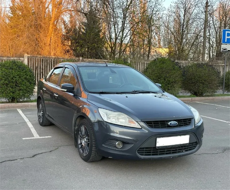 Продам ford focus год выпуска - 2008 объём - 1.6 коробка - механика пробег - 214.000км автомобиль в отличном состоянии, ухоженый не прокуренный салон, по ходовой части не каких вложений не требует, очень вместительная и экономная на красивых дисках, отдам в придачу летнюю резину по комплектации 2стеклоподёмника, кондиционер, подогрев сидений, электро регулировка зеркал, обогрев зеркал, датчик света, стоит заводская магнитола хорошо играет. одним словом машина для себя. цена 565.000 рублей осмотр г. донецк остальное по телефону +79495788575 - фотография - 1