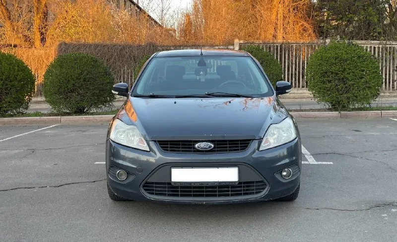 Продам ford focus год выпуска - 2008 объём - 1.6 коробка - механика пробег - 214.000км автомобиль в отличном состоянии, ухоженый не прокуренный салон, по ходовой части не каких вложений не требует, очень вместительная и экономная на красивых дисках, отдам в придачу летнюю резину по комплектации 2стеклоподёмника, кондиционер, подогрев сидений, электро регулировка зеркал, обогрев зеркал, датчик света, стоит заводская магнитола хорошо играет. одним словом машина для себя. цена 565.000 рублей осмотр г. донецк остальное по телефону +79495788575 - фотография - 2