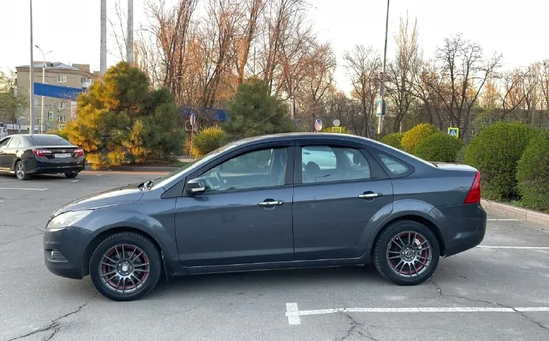 Продам ford focus год выпуска - 2008 объём - 1.6 коробка - механика пробег - 214.000км автомобиль в отличном состоянии, ухоженый не прокуренный салон, по ходовой части не каких вложений не требует, очень вместительная и экономная на красивых дисках, отдам в придачу летнюю резину по комплектации 2стеклоподёмника, кондиционер, подогрев сидений, электро регулировка зеркал, обогрев зеркал, датчик света, стоит заводская магнитола хорошо играет. одним словом машина для себя. цена 565.000 рублей осмотр г. донецк остальное по телефону +79495788575 - фотография - 4