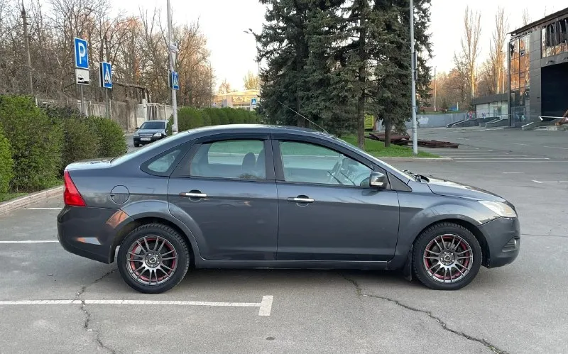 Продам ford focus год выпуска - 2008 объём - 1.6 коробка - механика пробег - 214.000км автомобиль в отличном состоянии, ухоженый не прокуренный салон, по ходовой части не каких вложений не требует, очень вместительная и экономная на красивых дисках, отдам в придачу летнюю резину по комплектации 2стеклоподёмника, кондиционер, подогрев сидений, электро регулировка зеркал, обогрев зеркал, датчик света, стоит заводская магнитола хорошо играет. одним словом машина для себя. цена 565.000 рублей осмотр г. донецк остальное по телефону +79495788575 - фотография - 5