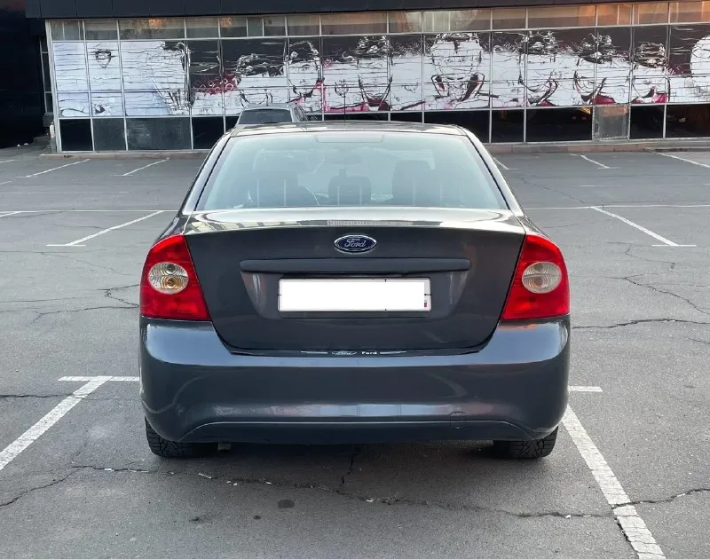 Продам ford focus год выпуска - 2008 объём - 1.6 коробка - механика пробег - 214.000км автомобиль в отличном состоянии, ухоженый не прокуренный салон, по ходовой части не каких вложений не требует, очень вместительная и экономная на красивых дисках, отдам в придачу летнюю резину по комплектации 2стеклоподёмника, кондиционер, подогрев сидений, электро регулировка зеркал, обогрев зеркал, датчик света, стоит заводская магнитола хорошо играет. одним словом машина для себя. цена 565.000 рублей осмотр г. донецк остальное по телефону +79495788575 - фотография - 6