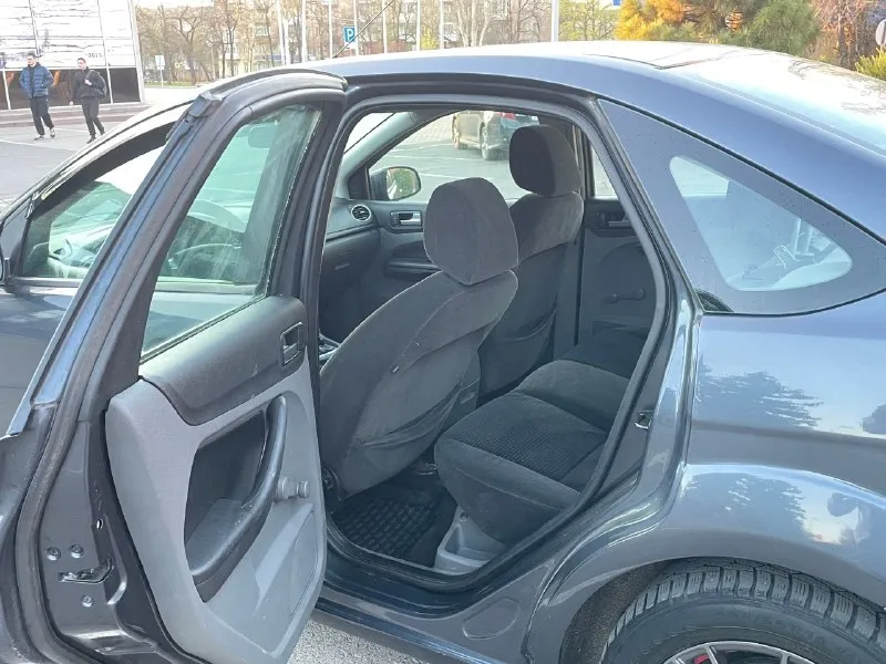 Продам ford focus год выпуска - 2008 объём - 1.6 коробка - механика пробег - 214.000км автомобиль в отличном состоянии, ухоженый не прокуренный салон, по ходовой части не каких вложений не требует, очень вместительная и экономная на красивых дисках, отдам в придачу летнюю резину по комплектации 2стеклоподёмника, кондиционер, подогрев сидений, электро регулировка зеркал, обогрев зеркал, датчик света, стоит заводская магнитола хорошо играет. одним словом машина для себя. цена 565.000 рублей осмотр г. донецк остальное по телефону +79495788575 - фотография - 7
