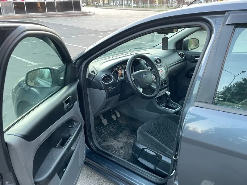 Продам ford focus год выпуска - 2008 объём - 1.6 коробка - механика пробег - 214.000км автомобиль в отличном состоянии, ухоженый не прокуренный салон, по ходовой части не каких вложений не требует, очень вместительная и экономная на красивых дисках, отдам в придачу летнюю резину по комплектации 2стеклоподёмника, кондиционер, подогрев сидений, электро регулировка зеркал, обогрев зеркал, датчик света, стоит заводская магнитола хорошо играет. одним словом машина для себя. цена 565.000 рублей осмотр г. донецк остальное по телефону +79495788575 - фотография - 9