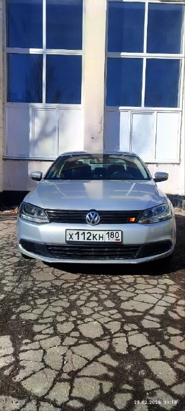 Продается volkswagen jetta 6 se, американская сборка.2012 основные характеристики: * двигатель: 2.5 л, атмосферный (не tsi). * коробка передач: классический автомат (aisin). * пробег: 180 000 км. * цвет: серебристый металлик. техническое состояние и обслуживание: автомобиль в отличном техническом состоянии, полностью обслужен. недавно заменены: * масло и фильтры в двигателе и * тормозные диски и колодки (все колеса). * пружины подвески. машина зарекомендовала себя как надежная и неприхотливая: заводится в любые морозы, уверенно ведет себя на трассе и при обгонах. никогда не подводила. чугунный блок. задняя подвеска балка, ломаться нечему. авто уже на летней резине на литье. зима на дисках в подарок. комплектация и комфорт: * просторный и чистый салон, большой багажник.525л. * отличная шумоизоляция, качественные материалы отделки. * шесть подушек безопасности. * центральный замок с управлением всеми стеклоподъемниками, электрорегулировка зеркал, блокировка задних дверей ▶️смотреть больше фото◀️ 📞 звоните: +7(949)3749924 - фотография - 1