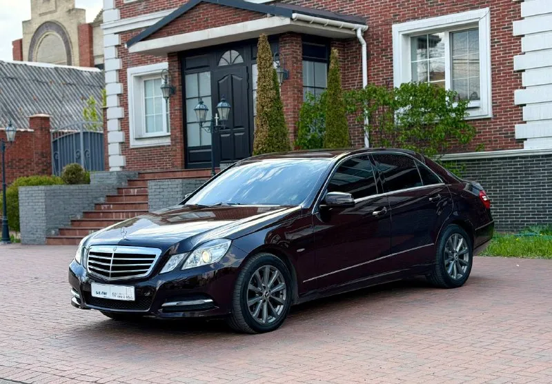 Mercedes benz w212 машина 2011 года в идеальнейшем состоянии вложений не требует от слова совсем мотор 3.5 бензин работает как часы коробка автомат, переключает плавно без пинков и рывков кузов без сколов и ржавчины ходовая часть без нареканий не стучит и не гремит. салон ухожен, не прокурен пробег 202 тысяч км. богатая комплектация память сидений, электро регулировка сидений, подогрев сидений и руля, мультируль, двухзонный климат, датчики света и дождя, мультимедиа с блютуз, полный электропакет мониторы в подголовниках, остальные вопросы по телефону ! цена-1.440.000 торг-обмен номер телефона +79496358178 - фотография - 1