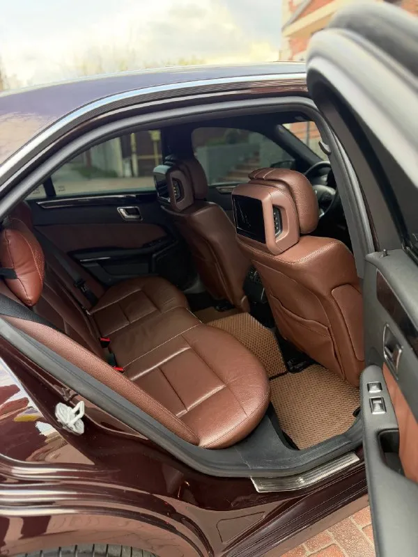Mercedes benz w212 машина 2011 года в идеальнейшем состоянии вложений не требует от слова совсем мотор 3.5 бензин работает как часы коробка автомат, переключает плавно без пинков и рывков кузов без сколов и ржавчины ходовая часть без нареканий не стучит и не гремит. салон ухожен, не прокурен пробег 202 тысяч км. богатая комплектация память сидений, электро регулировка сидений, подогрев сидений и руля, мультируль, двухзонный климат, датчики света и дождя, мультимедиа с блютуз, полный электропакет мониторы в подголовниках, остальные вопросы по телефону ! цена-1.440.000 торг-обмен номер телефона +79496358178 - фотография - 10