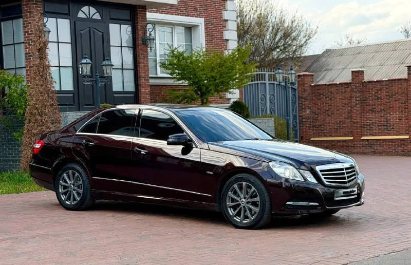 Mercedes benz w212 машина 2011 года в идеальнейшем состоянии вложений не требует от слова совсем мотор 3.5 бензин работает как часы коробка автомат, переключает плавно без пинков и рывков кузов без сколов и ржавчины ходовая часть без нареканий не стучит и не гремит. салон ухожен, не прокурен пробег 202 тысяч км. богатая комплектация память сидений, электро регулировка сидений, подогрев сидений и руля, мультируль, двухзонный климат, датчики света и дождя, мультимедиа с блютуз, полный электропакет мониторы в подголовниках, остальные вопросы по телефону ! цена-1.440.000 торг-обмен номер телефона +79496358178 - фотография - 2