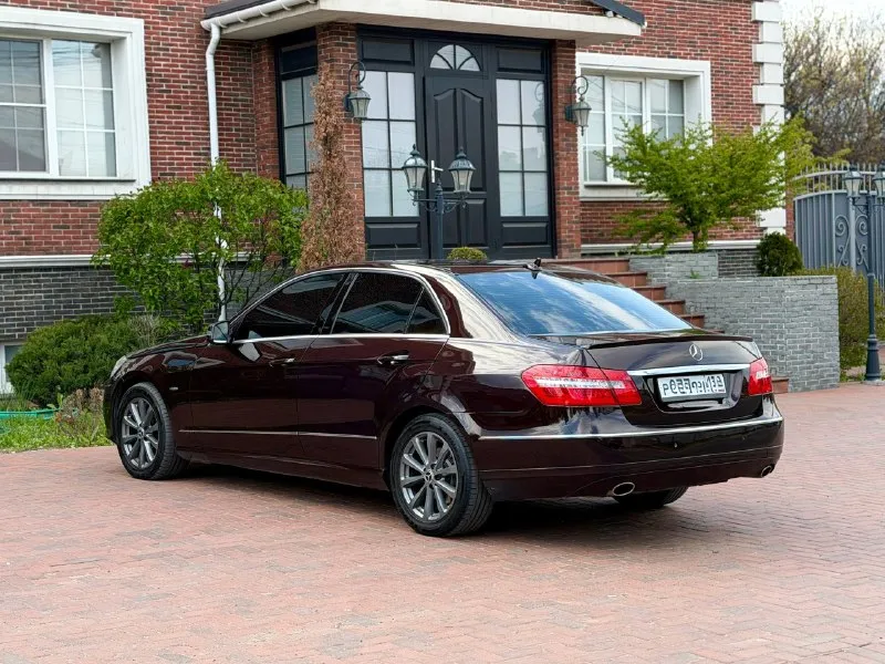 Mercedes benz w212 машина 2011 года в идеальнейшем состоянии вложений не требует от слова совсем мотор 3.5 бензин работает как часы коробка автомат, переключает плавно без пинков и рывков кузов без сколов и ржавчины ходовая часть без нареканий не стучит и не гремит. салон ухожен, не прокурен пробег 202 тысяч км. богатая комплектация память сидений, электро регулировка сидений, подогрев сидений и руля, мультируль, двухзонный климат, датчики света и дождя, мультимедиа с блютуз, полный электропакет мониторы в подголовниках, остальные вопросы по телефону ! цена-1.440.000 торг-обмен номер телефона +79496358178 - фотография - 3