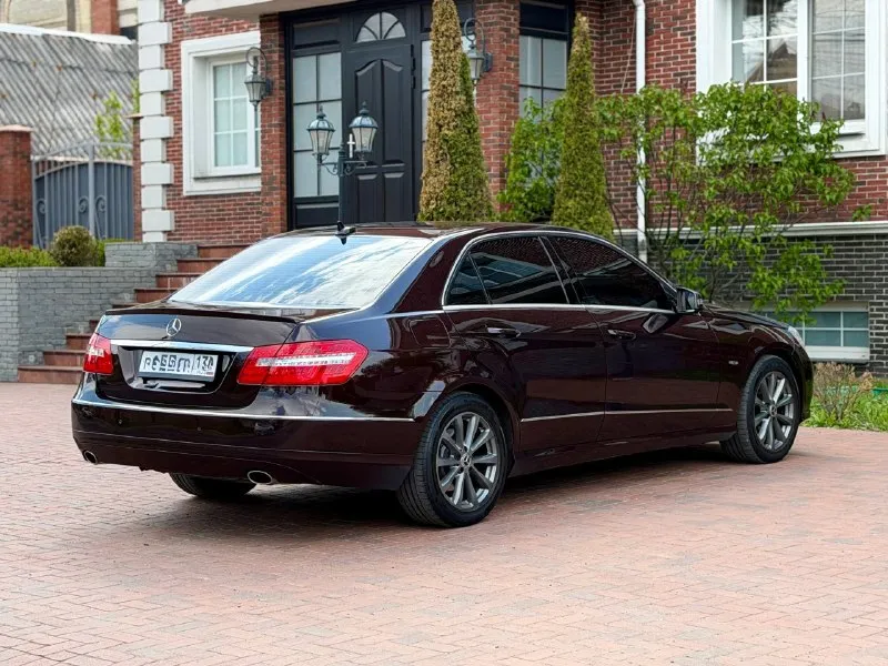 Mercedes benz w212 машина 2011 года в идеальнейшем состоянии вложений не требует от слова совсем мотор 3.5 бензин работает как часы коробка автомат, переключает плавно без пинков и рывков кузов без сколов и ржавчины ходовая часть без нареканий не стучит и не гремит. салон ухожен, не прокурен пробег 202 тысяч км. богатая комплектация память сидений, электро регулировка сидений, подогрев сидений и руля, мультируль, двухзонный климат, датчики света и дождя, мультимедиа с блютуз, полный электропакет мониторы в подголовниках, остальные вопросы по телефону ! цена-1.440.000 торг-обмен номер телефона +79496358178 - фотография - 4