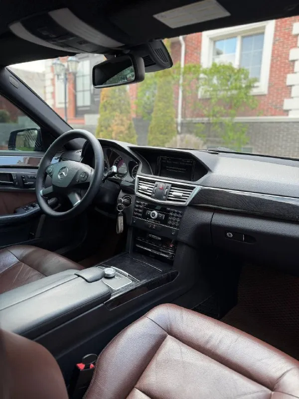 Mercedes benz w212 машина 2011 года в идеальнейшем состоянии вложений не требует от слова совсем мотор 3.5 бензин работает как часы коробка автомат, переключает плавно без пинков и рывков кузов без сколов и ржавчины ходовая часть без нареканий не стучит и не гремит. салон ухожен, не прокурен пробег 202 тысяч км. богатая комплектация память сидений, электро регулировка сидений, подогрев сидений и руля, мультируль, двухзонный климат, датчики света и дождя, мультимедиа с блютуз, полный электропакет мониторы в подголовниках, остальные вопросы по телефону ! цена-1.440.000 торг-обмен номер телефона +79496358178 - фотография - 6