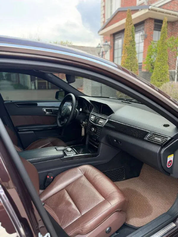 Mercedes benz w212 машина 2011 года в идеальнейшем состоянии вложений не требует от слова совсем мотор 3.5 бензин работает как часы коробка автомат, переключает плавно без пинков и рывков кузов без сколов и ржавчины ходовая часть без нареканий не стучит и не гремит. салон ухожен, не прокурен пробег 202 тысяч км. богатая комплектация память сидений, электро регулировка сидений, подогрев сидений и руля, мультируль, двухзонный климат, датчики света и дождя, мультимедиа с блютуз, полный электропакет мониторы в подголовниках, остальные вопросы по телефону ! цена-1.440.000 торг-обмен номер телефона +79496358178 - фотография - 7